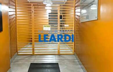 Imagem: O depósito possui 4 Vagas na garagem, 381m² de Área e está