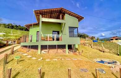 Imagem: A casa possui 2 Dormitórios, 2 Banheiros, 2 Vagas na garagem