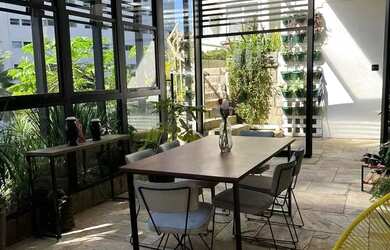 Imagem: A casa possui 5 Dormitórios, 4 Banheiros, 4 Vagas na garagem