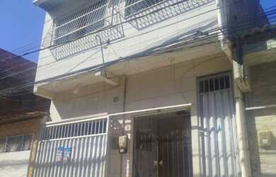 Imagem: A casa possui 4 Dormitórios, 3 Banheiros, 1 Vaga na garagem