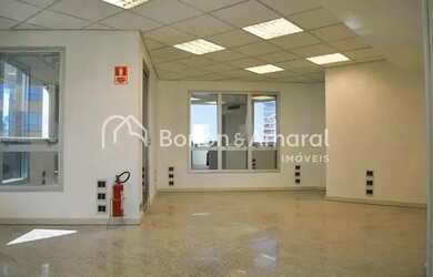 Imagem: O depósito possui 3 Vagas na garagem, 140m² de Área e Imóvel