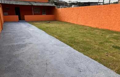 Imagem: A casa possui 2 Dormitórios, 1 Banheiro, 2 Vagas na garagem