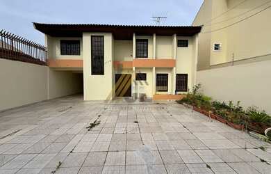 Imagem: A casa possui 4 Dormitórios, 1 Banheiro, 2 Vagas na garagem