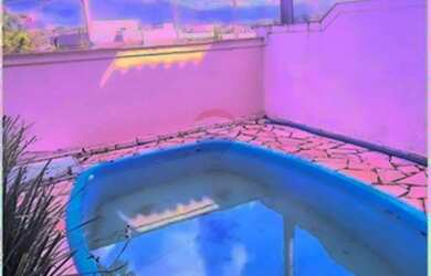 Imagem: A casa possui 3 Dormitórios, 3 Banheiros, 2 Vagas na garagem