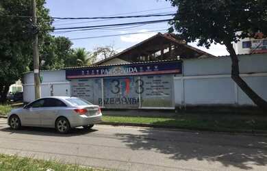 Imagem 6: Ampla casa de rua linear composta de sala com varios divisorias sotao...