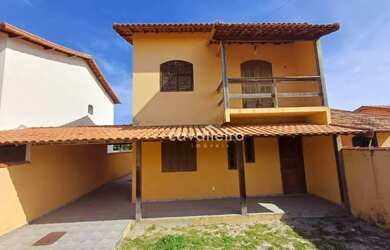 Imagem: A casa possui 3 Dormitórios, 2 Banheiros, 2 Vagas na garagem