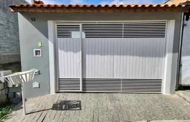 Imagem: A casa possui 3 Dormitórios, 1 Banheiro, 2 Vagas na garagem