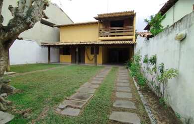 Imagem: A casa possui 3 Dormitórios, 2 Banheiros, 4 Vagas na garagem