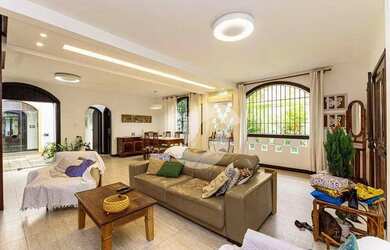 Imagem: A casa possui 5 Dormitórios, 5 Banheiros, 3 Vagas na garagem