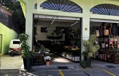 Imagem: O depósito possui 4 Vagas na garagem, 245m² de Área e está