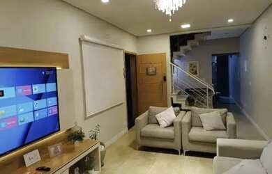 Imagem: A casa possui 3 Dormitórios, 3 Banheiros, 2 Vagas na garagem