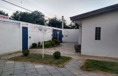 Imagem: A casa possui 5 Dormitórios, 3 Banheiros, 5 Vagas na garagem