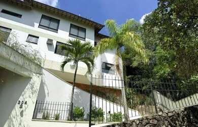 Imagem: A casa possui 4 Dormitórios, 3 Banheiros, 3 Vagas na garagem