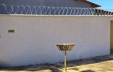 Imagem: A casa possui 3 Dormitórios, 1 Banheiro, 3 Vagas na garagem