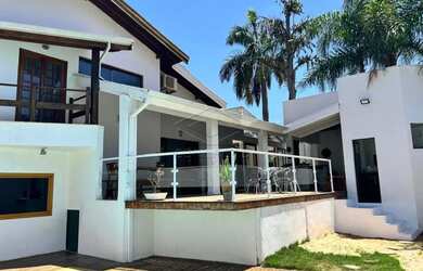 Imagem: A casa em condomínio possui 4 Dormitórios, 4 Banheiros, 4