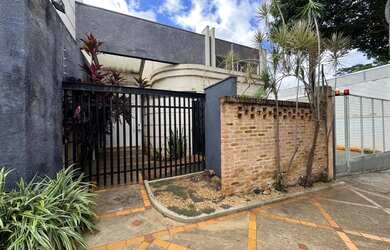 Imagem: A casa possui 5 Dormitórios, 2 Banheiros, 5 Vagas na garagem