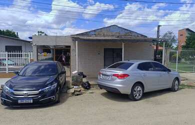 Imagem: A casa possui 4 Dormitórios, 2 Banheiros e 4 Vagas na garagem