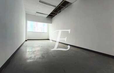 Imagem: O depósito possui 5 Vagas na garagem e 1500m² de Área e está