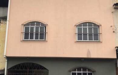 Imagem: A casa possui 4 Dormitórios, 4 Banheiros, 2 Vagas na garagem