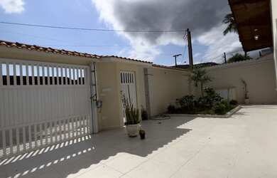 Imagem 5: INCRÍVEL CASA COM PISCINA E OTIMA LOCALIZAÇÃO LER A DESCRIÇÃO