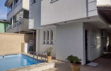 Imagem: A casa possui 3 Dormitórios, 3 Banheiros, 2 Vagas na garagem