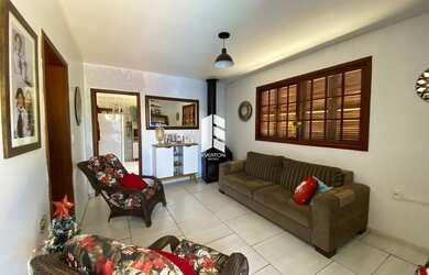 Imagem: A casa possui 3 Dormitórios, 3 Banheiros e 1 Vaga na garagem