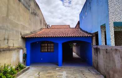 Imagem: A casa possui 2 Dormitórios, 2 Banheiros, 2 Vagas na garagem