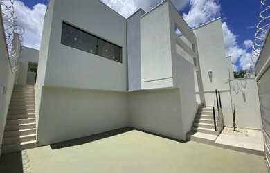 Imagem: A casa possui 3 Dormitórios, 1 Banheiro, 2 Vagas na garagem