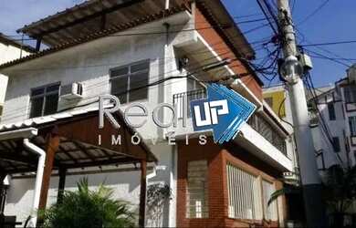 Imagem: A casa possui 4 Dormitórios, 2 Banheiros, 165m² de Área e