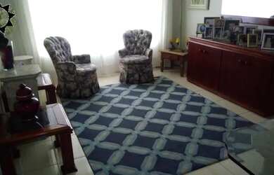 Imagem: A casa possui 3 Dormitórios, 2 Banheiros, 2 Vagas na garagem