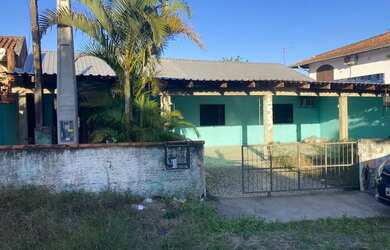 Imagem: A casa possui 4 Dormitórios, 2 Banheiros, 3 Vagas na garagem