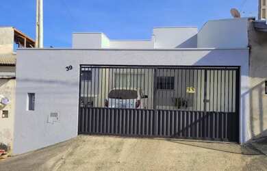 Imagem: A casa possui 2 Dormitórios, 3 Banheiros, 2 Vagas na garagem