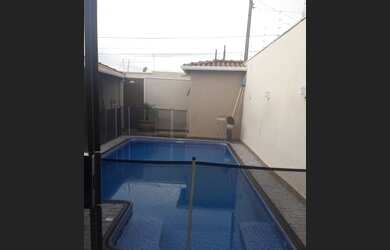 Imagem: A casa possui 2 Dormitórios, 3 Banheiros, 2 Vagas na garagem