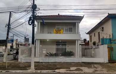 Imagem: A casa possui 5 Dormitórios, 2 Banheiros, 3 Vagas na garagem