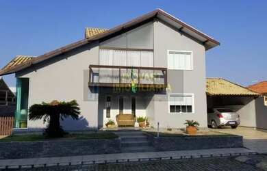 Imagem: A casa possui 4 Dormitórios, 1 Banheiro, 1 Vaga na garagem