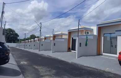 Imagem: A casa possui 3 Dormitórios, 2 Banheiros, 2 Vagas na garagem