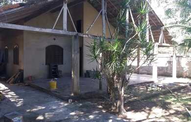 Imagem: A casa possui 3 Dormitórios, 2 Banheiros, 2 Vagas na garagem