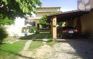 Imagem: A casa possui 3 Dormitórios, 4 Banheiros, 5 Vagas na garagem