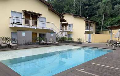 Imagem: A casa possui 3 Dormitórios, 2 Banheiros, 2 Vagas na garagem