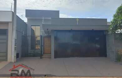 Imagem: A casa possui 3 Dormitórios, 2 Banheiros, 2 Vagas na garagem