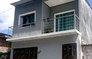 Imagem: A casa possui 3 Dormitórios, 2 Banheiros, 3 Vagas na garagem