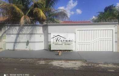 Imagem: A casa possui 3 Dormitórios, 2 Banheiros, 5 Vagas na garagem