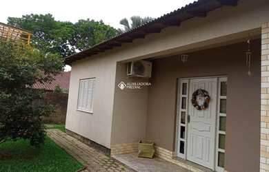 Imagem: A casa possui 3 Dormitórios, 1 Banheiro, 1 Vaga na garagem