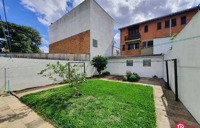 Imagem: A casa possui 3 Dormitórios, 1 Banheiro, 4 Vagas na garagem