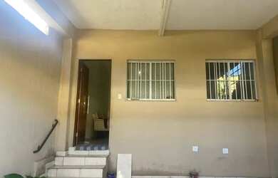 Imagem: A casa possui 2 Dormitórios, 1 Banheiro, 1 Vaga na garagem