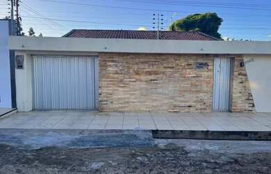 Imagem: A casa possui 4 Dormitórios, 3 Banheiros e 4 Vagas na garagem