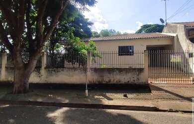 Imagem: A casa possui 3 Dormitórios, 1 Banheiro, 1 Vaga na garagem