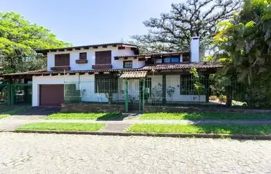 Imagem: A casa possui 4 Dormitórios, 3 Banheiros, 4 Vagas na garagem