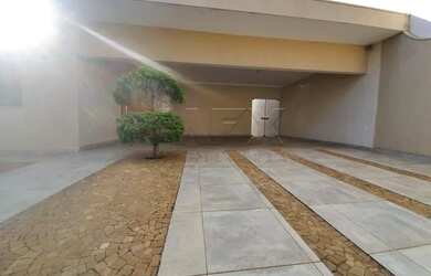 Imagem: A casa possui 3 Dormitórios, 4 Banheiros, 4 Vagas na garagem