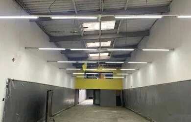 Imagem: O depósito possui 5 Vagas na garagem, 322m² de Área e está